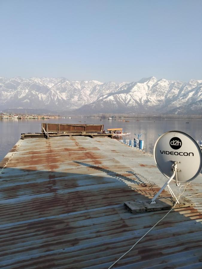 Houseboat Young Snow View Front Line Dal Lake Srīnagar Esterno foto