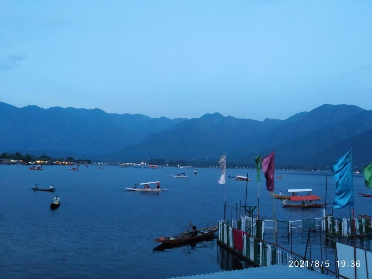 Houseboat Young Snow View Front Line Dal Lake Srīnagar Esterno foto