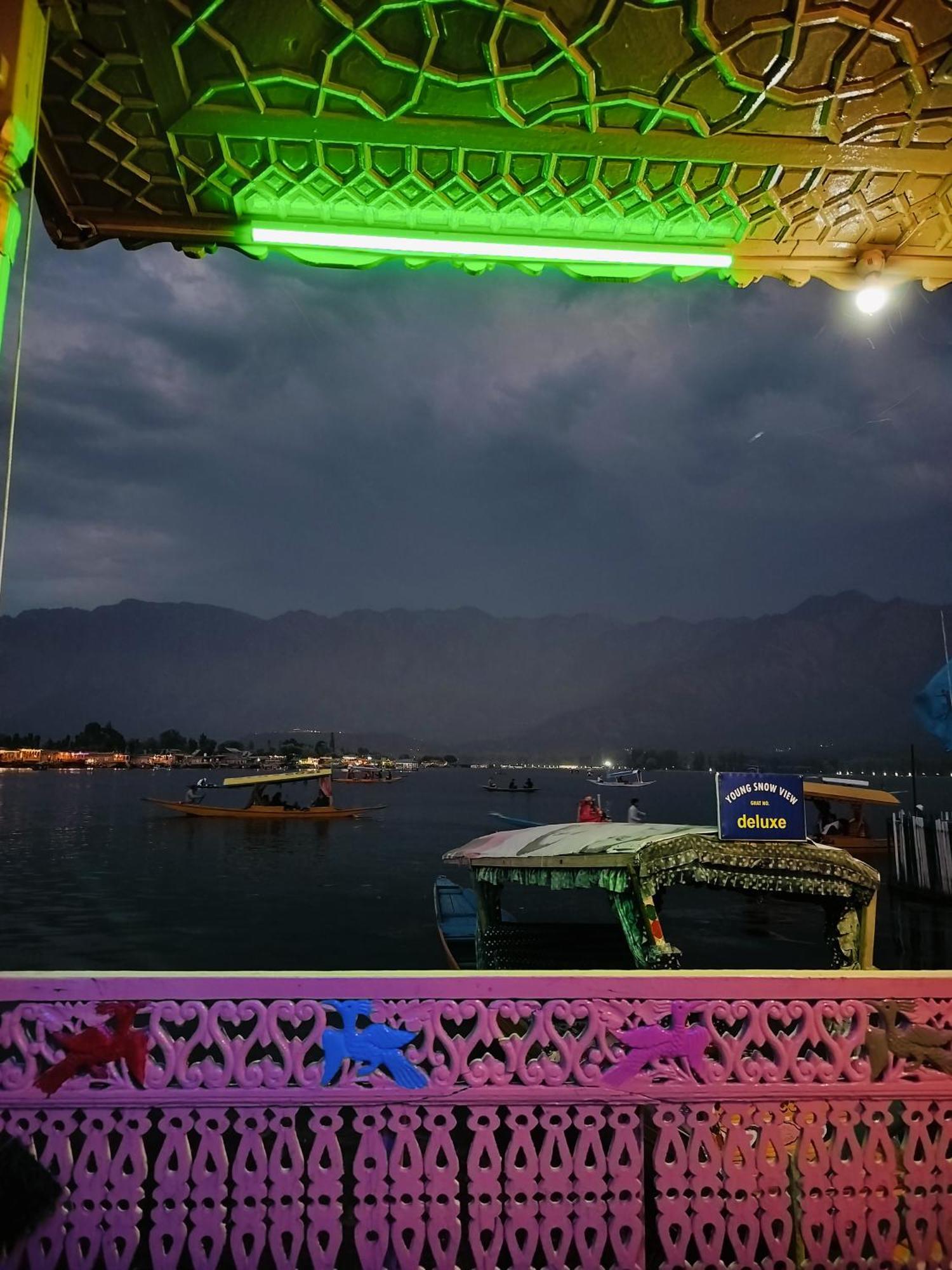 Houseboat Young Snow View Front Line Dal Lake Srīnagar Esterno foto