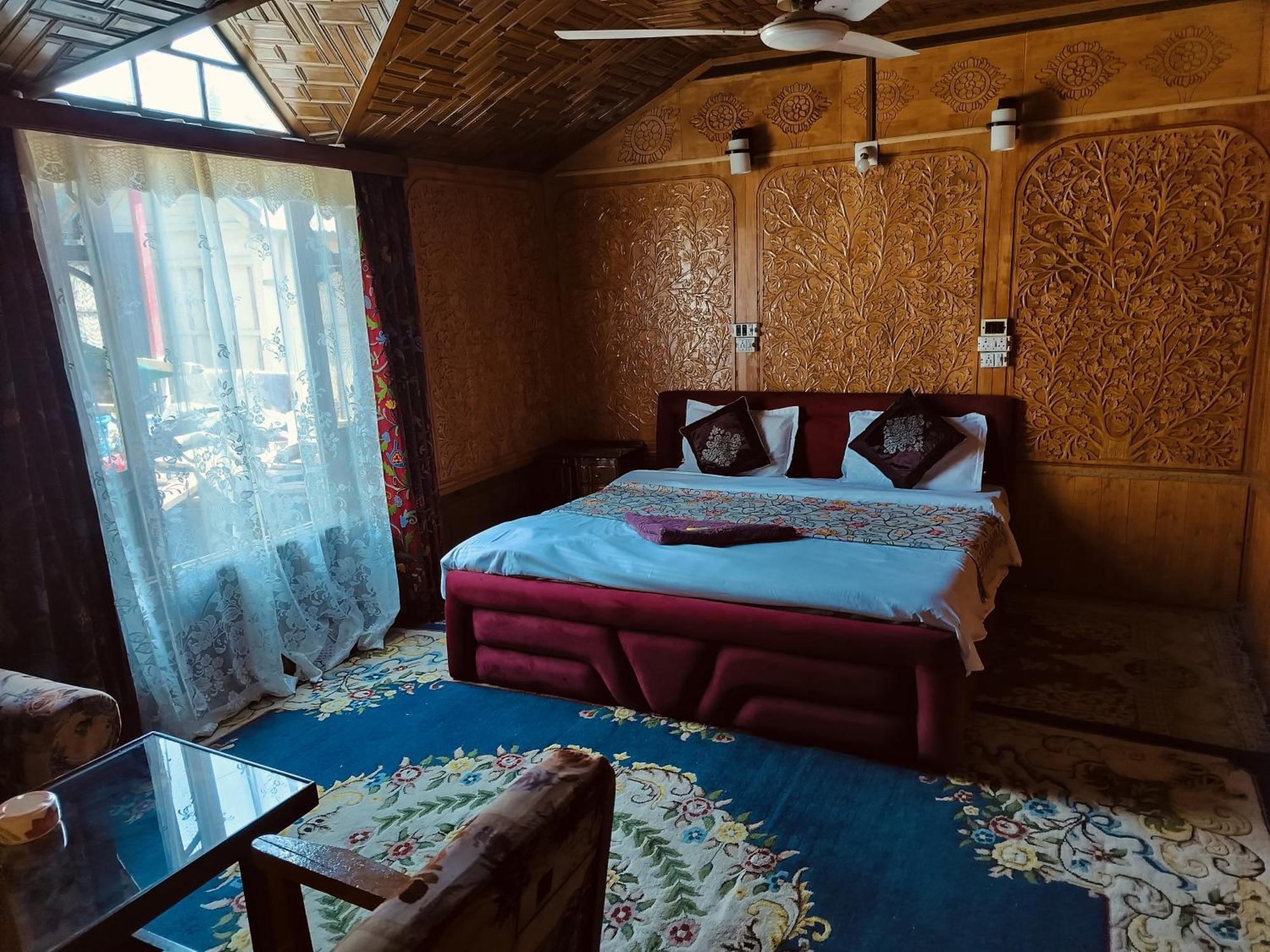Houseboat Young Snow View Front Line Dal Lake Srīnagar Camera foto