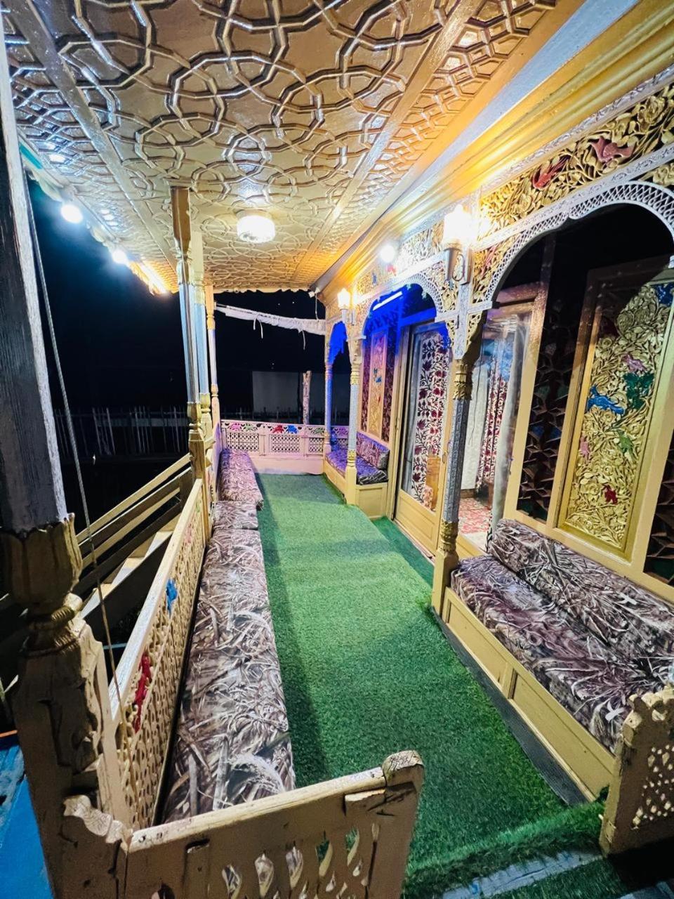 Houseboat Young Snow View Front Line Dal Lake Srīnagar Esterno foto