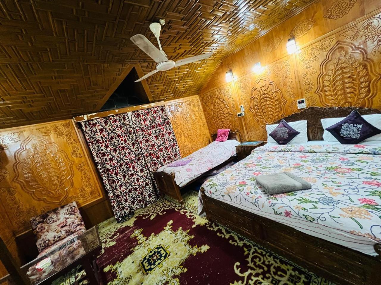 Houseboat Young Snow View Front Line Dal Lake Srīnagar Esterno foto