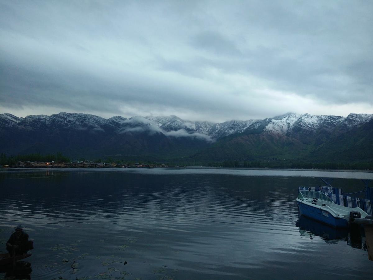 Houseboat Young Snow View Front Line Dal Lake Srīnagar Esterno foto