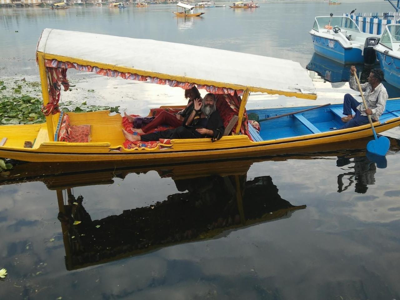 Houseboat Young Snow View Front Line Dal Lake Srīnagar Esterno foto