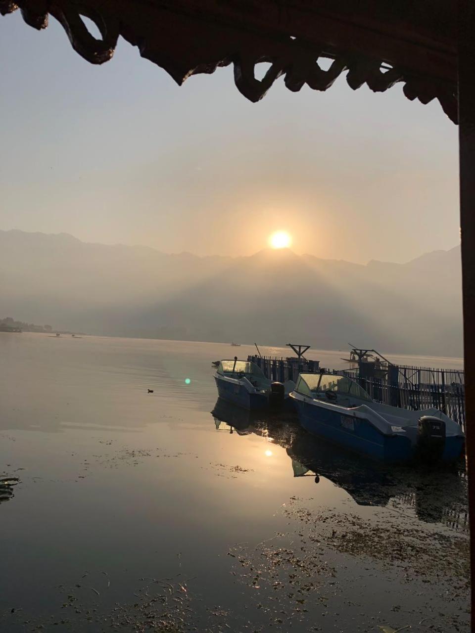 Houseboat Young Snow View Front Line Dal Lake Srīnagar Esterno foto