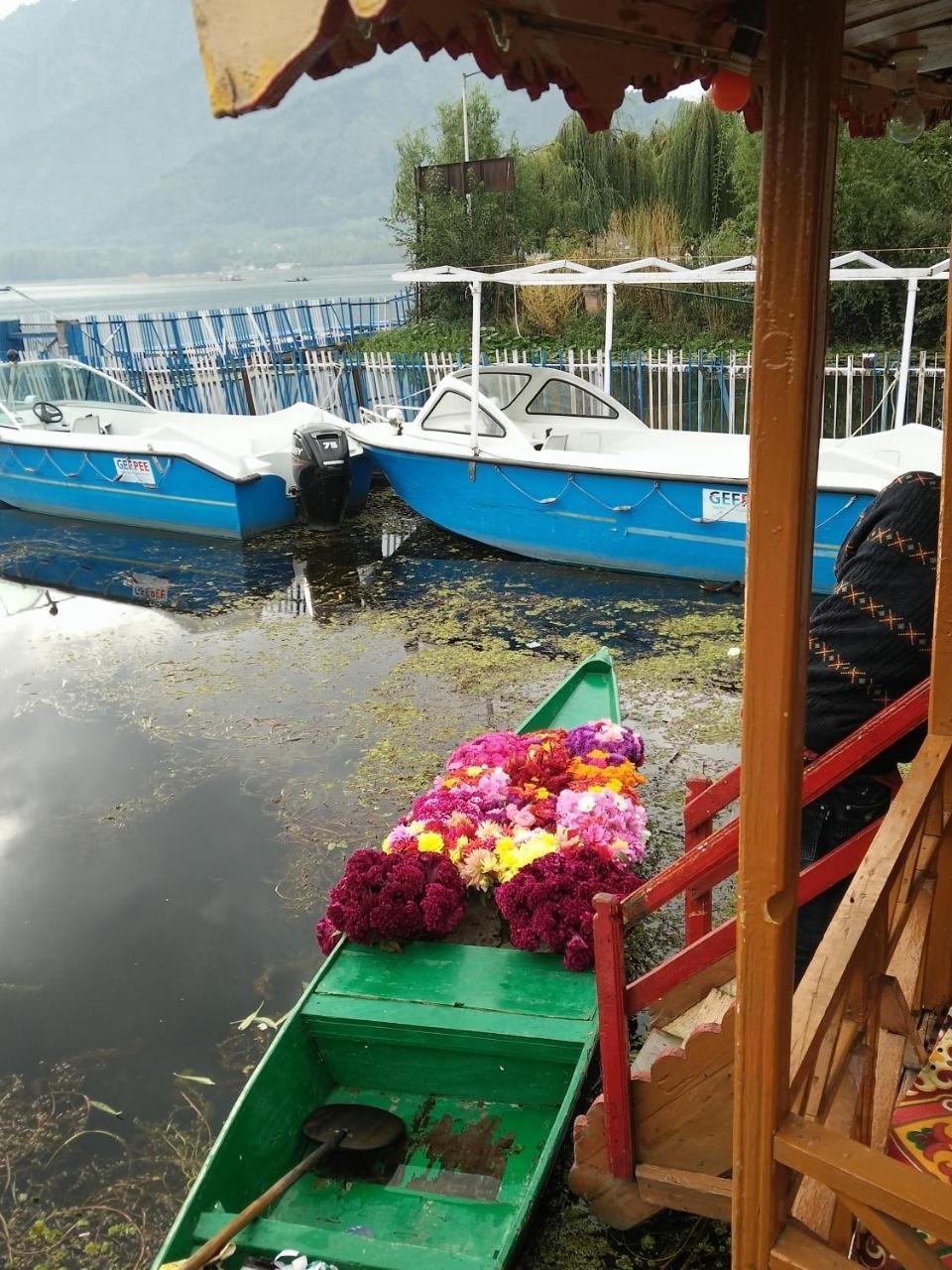 Houseboat Young Snow View Front Line Dal Lake Srīnagar Esterno foto