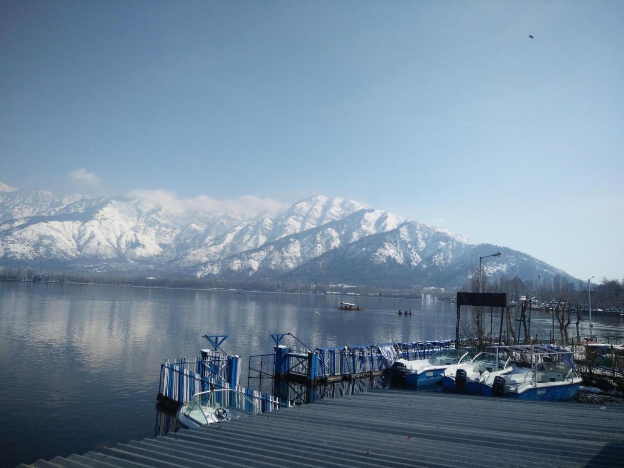 Houseboat Young Snow View Front Line Dal Lake Srīnagar Esterno foto