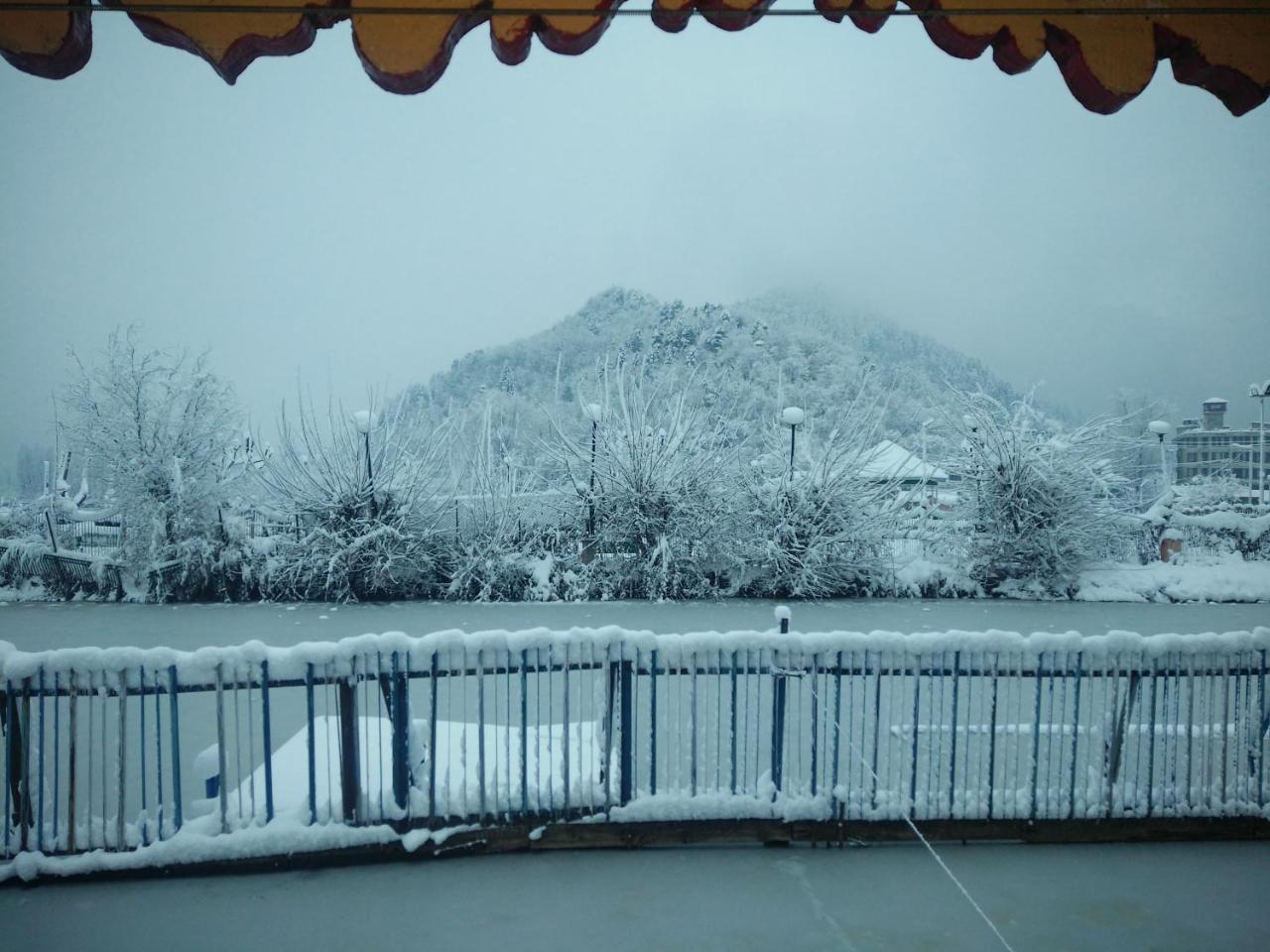 Houseboat Young Snow View Front Line Dal Lake Srīnagar Esterno foto