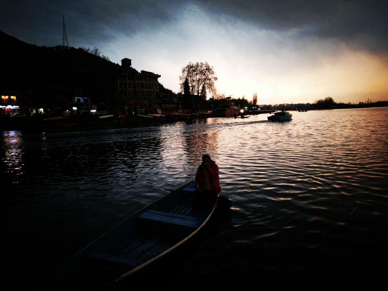 Houseboat Young Snow View Front Line Dal Lake Srīnagar Esterno foto