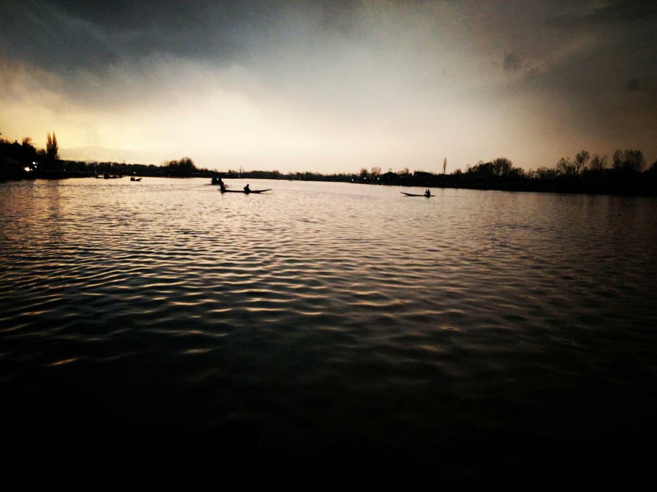 Houseboat Young Snow View Front Line Dal Lake Srīnagar Esterno foto
