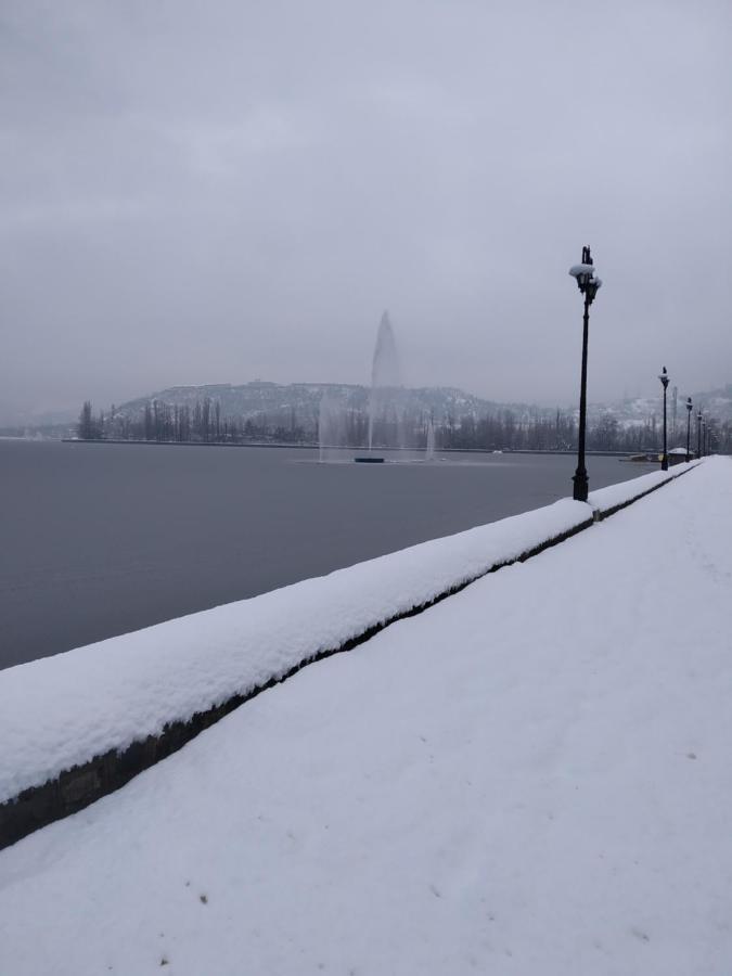 Houseboat Young Snow View Front Line Dal Lake Srīnagar Esterno foto